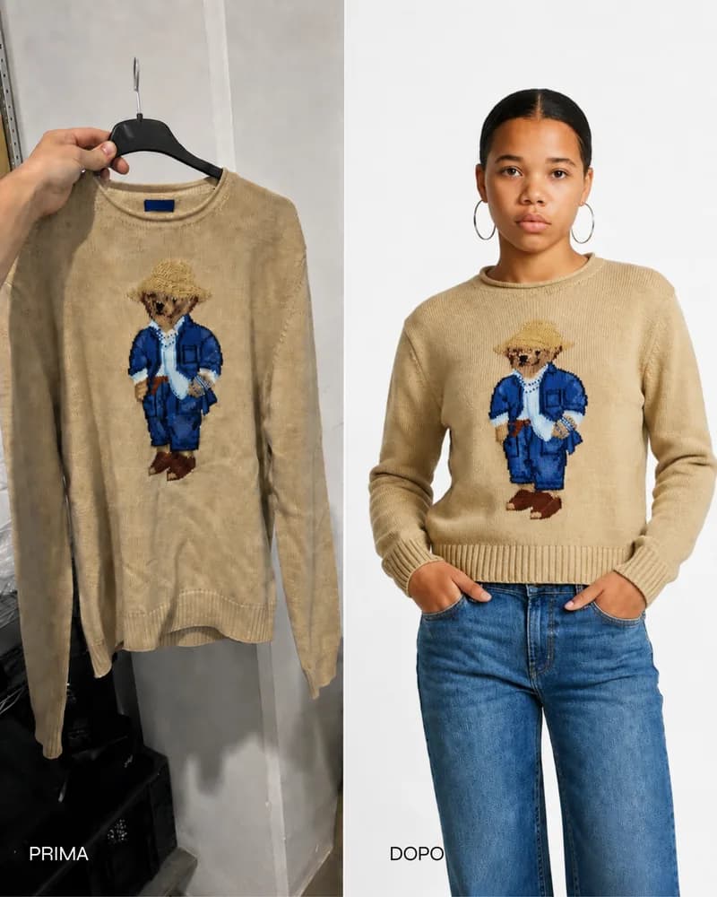 Un maglione appeso a una gruccia e tenuto a mano in magazzino, e accanto lo stesso maglione indossato in uno scatto da catalogo su fondo chiaro.