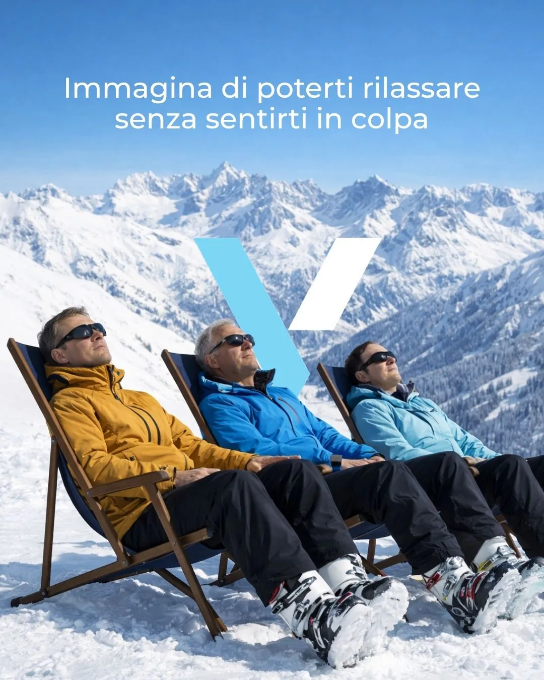 Tre persone in tuta da sci sedute su sdraio di legno davanti alle vette innevate